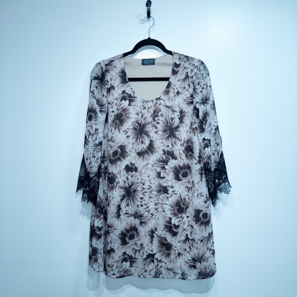 ASTR The Label Beige & Black Floral Lace Trim Shift Dress Small